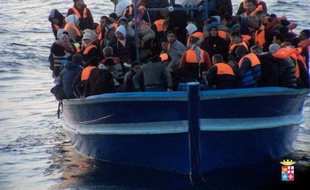 Des migrants lors de leur sauvetage par la marine italienne le 17 mars 2014 au large de Lampedusa
