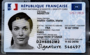 La nouvelle carte d'identité française, depuis l'été 2021.
