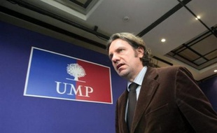 Le Medef a dénoncé les "intimidations" des grévistes qui ont régulièrement obligé magasins et entreprises à fermer pendant les 44 jours de conflit et le porte-parole de l'UMP Frédéric Lefebvre évoqué des méthodes de "sortes de tontons macoutes".