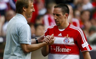 L'entraîneur du Bayern Munich (à gauche) salue la performance de Franck Ribéry lors du match face à l'Eintracht Francfort, le 11 avril 2009.