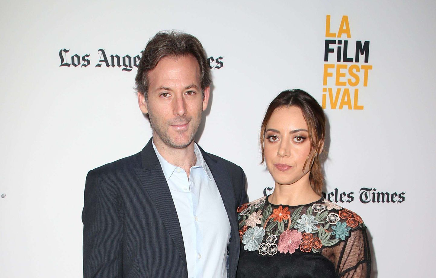 Jeff Baena, aux côtés de sa femme l'actrice Aubrey Plaza lors d'une avant première au Festival du film de Los Angeles en 2017, a été retrouvé mort chez lui vendredi. Selon le médecin légiste, le réalisateur de 47 ans s'est suicidé.