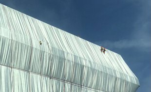 L'Arc de triomphe, à Paris, empaqueté par Christo et Jeanne-Claude, le 15 septembre 2021