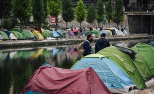 550 migrants avaient élu domicile sur les bords du Canal Saint-Martin, selon un recensement.