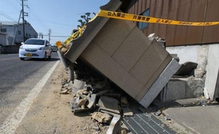 Un tremblement de terre de magnitude 6,3 a secoué l'ouest du Japon samedi près de la ville portuaire de Kobe, faisant au moins 24 blessés, ont annoncé l'agence de météorologie nippone et la police.