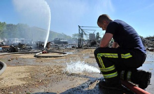 Les 400 occupants d'un camp rom à Vaulx-en-Velin (Rhône) qui avait été partiellement détruit par un incendie le 15 août ont été expulsés par la police tôt vendredi matin, a-t-on appris auprès des associations et de la préfecture du Rhône.