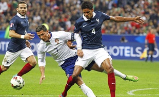 Raphaël Varane au duel avec Cristiano Ronaldo, le 11 octobre 2014