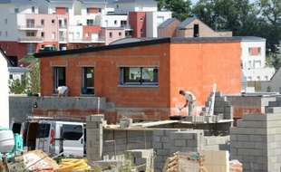 L'Union nationale des propriétaires immobiliers (UNPI) a suggéré jeudi la construction de logements à bas prix pour répondre à la crise du logement, une idée qui pourrait aussi favoriser la reconversion de sites industriels dans la production en France d'élements préfabriqués.