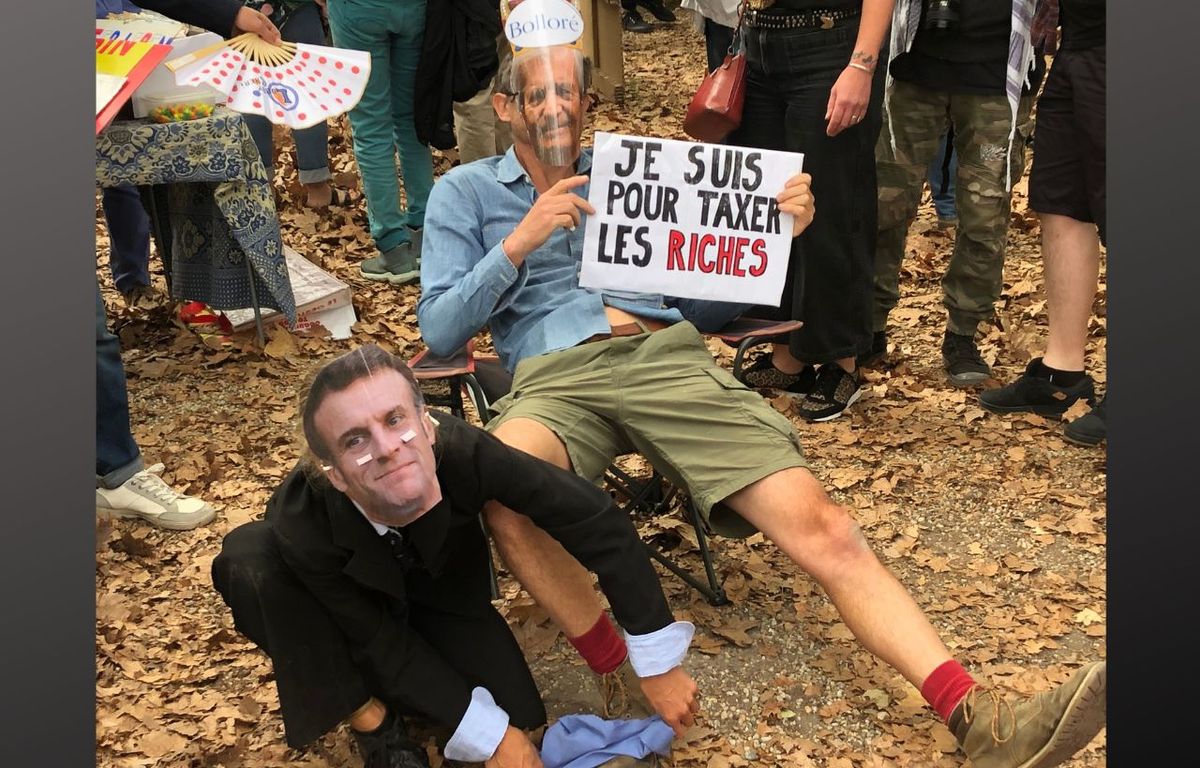 « Bloquons tout » : À Bordeaux, les « photomacron » se payent la tête du président qui cire les pompes des plus riches