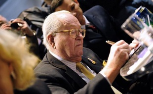 Le président d'honneur du Front national, Jean-Marie Le Pen, explique dimanche dans un entretien au Parisien qu'il n'a pas envie d'être candidat aux législatives en juin, et s'en prend à Jean-Luc Mélenchon qui l'a récemment accusé d'avoir été "un tortureur" en Algérie.