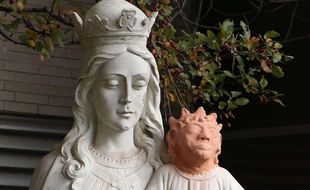 La rénovation de la tête de l'enfant Jésus a visiblement surpris les paroissiens canadiens de Sudbury. Gino Donato/AP/SIPA