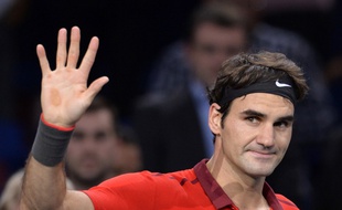 Roger Federer salue le public parisien après sa victoire contre Jérémy Chardy au Masters de Bercy, le 29 octobre 2014.