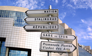 Des panneaux de signalisation sur la place de la Bastille à Paris.
