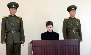 Photo fournie par l'agence officielle nord-coréenne Kcna le 14 septembre 2014 de l'Américain Matthew Miller condamné par un tribunal à Pyongyang à six ans de camp de travail