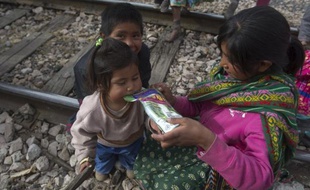 D'une voix à peine audible, un jeune indien demande: "Vous avez de la nourriture ? J'ai faim": plus de 220.000 Raramuris, une ethnie du nord du Mexique, sont menacés de famine en raison du manque d'eau, après les gels de l'hiver suivi d'une sécheresse record cet été.