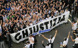Plusieurs milliers de personnes défilent à Bastia, le 20 février 2016, une semaine après des incidents avec la police à Reims au cours desquels un supporter du SC Bastia, Maxime Beux, a été grièvement blessé