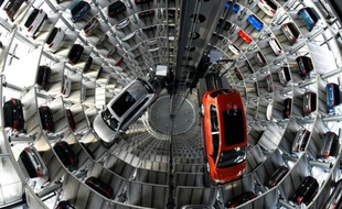 Une Passat et une Golf dans l'usine Volkswagen le 10 mars 2015 à Wolfsburg