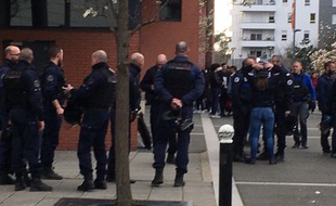 Les forces de police lors de leur intervention à l'université d'Evry, jeudi 12 mars.