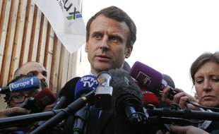 Emmanuel Macron réagit aux soupçons de favoritisme lors d'un déplacement à Mureaux (Yvelines) le 7 mars 2017.