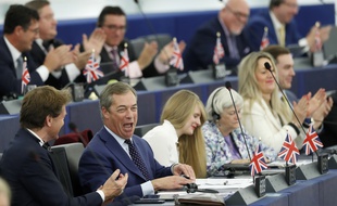 Des députés britanniques du Brexit Party affichent un Union Jack sur leur pupitre lors d'une session du parlement européen, le 22 octobre 2019.