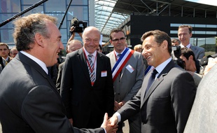 François Bayrou (à gauche) et Nicolas Sarkozy (à droite), alors alliés, le 22 juin 2010 à Bordes.