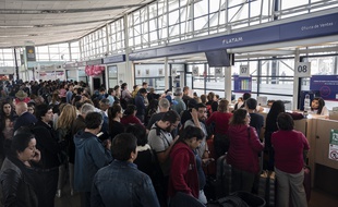 Des centaines de passagers se sont retrouvés bloqués à l'aéroport de Santiago, au Chili, le 20 octobre 2019.