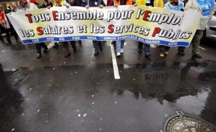 La manifestation dans les rues de Grenoble pour la défense du pouvoir d'achat des fonctionnaires et pour les retraites des cheminots a réuni mardi 7.500 personnes, selon la police et 15.000, selon les syndicats.