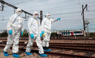 Des enquêteurs scientifiques le long d'une voie ferrée le 7 avril 2014 à Melun