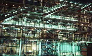 Le centre Georges Pompidou à Paris photographié de nuit.
