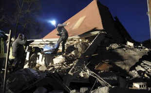 A la recherche de rescapés dans les rues d'Aquila, 60.000 habitants, en plein centre de l'Italie, épicentre du violent séisme du 6 avril 2009.