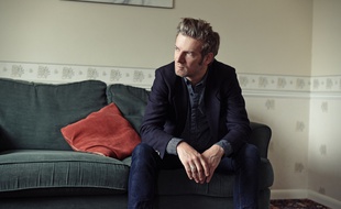 Le chanteur Bertrand Belin sort son album Cap Weller
