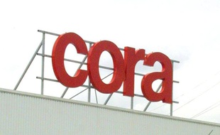 Le supermarché Cora à Bruay-Labuissière, le 07 septembre 2001.