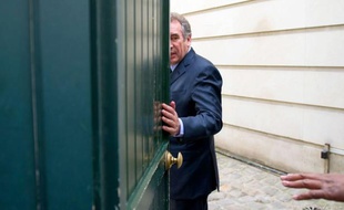 A Pau, ville où François Bayrou a fait l'essentiel de sa carrière politique, et où 14,5% des électeurs l'ont suivi au premier tour, des sympathisants du candidat du MoDem affirmaient vendredi être surpris, voire déçus par son choix personnel pour François Hollande, s'avouant encore indécis sur leur vote.
