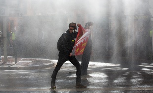 Un manifestant à Toulouse, le 13 avril 2019, pendant l'acte 22 des