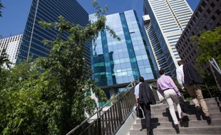 Des cadres dans le quartier de la Défense, à Puteaux.