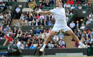 Richard Gasquet a été impressionnant d'autorité face à l'Espagnol Nicolas Almagro, sèchement écarté en trois sets 6-3, 6-4, 6-4, pour se qualifier vendredi pour les huitièmes de finale de Wimbledon