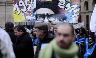 Plusieurs centaines de militants et sympathisants du mouvement Emmaüs se sont rassemblés samedi matin dans le centre de Paris pour célébrer le 60e anniversaire de l'appel de son fondateur, l'abbé Pierre.