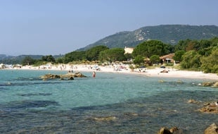 La plage de Pinarello en Corse.