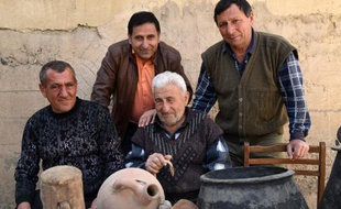Mnatskan Mouradian (C) pose le 24 février 2015 avec sa famille dans le village de Pokr Vedi, au sud d'Erevan près du mont Ararat