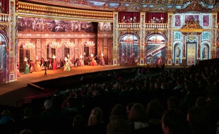 Le spectacle Le Dernier Panache, et sa tribune tournante, au Puy du Fou.