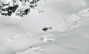 Un hélicoptère du Peloton de Gendarmerie de Haute Montagne (PGHM) en mars 2010 près de Chamonix