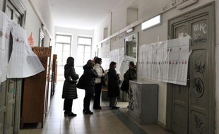 Les Italiens continuaient de voter lundi pour des élections nationales décisives qui devraient être marquées par une poussée du vote protestataire et font redouter une période d'ingouvernabilité pour la troisième économie de la zone euro.