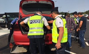 Opération de contrôles de la CRS autoroutière Aquitaine sur l'aire de Cestas (Gironde), sur l'A63