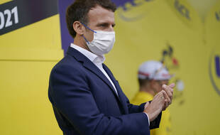 Emmanuel Macron a dénoncé lors de sa venue sur la 18e étape du Tour de France dans les Hautes-Pyrénées, le cynisme politique de certains qui parlent de dictature après les mesures sur l'extension du pass sanitaire.