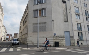 Le bâtiment est situé allée Baco