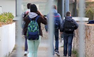 Illustration d'élèves arrivant au collège dans la périphérie de Rennes.