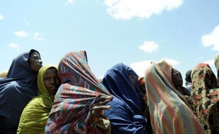 Au moins trois civils ont été tués et 52 blessés dimanche dans un raid aérien qui a frappé un camp de déplacés à Jilib (sud de la Somalie), selon des témoins ainsi qu'une équipe de MSF sur place, tandis que l'armée kényane assure avoir frappé une base des insurgés islamistes shebab.