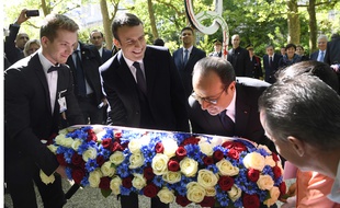 Emmanuel Macron et François Hollande déposent une gerbe en mémoire des victimes de l'esclavage au pied d'une stèle commémorative, au jardin du Luxembourg, mercredi 10 mai.
