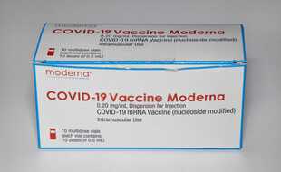 Une boîte de flacons du vaccin Moderna contre le Covid-19 (illustration).