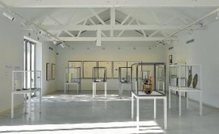 Larry Gagosian a installé sa galerie dans un bâtiment conçu par Jean Nouvel (à gauche) et Thaddeus Ropac a investi une ancienne chaudronnerie (à droite).