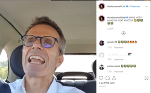 Uwe Baltner, à bord de sa Fiat 500, chante le morceau «No Guidance» des rappeurs Chris Brown et Drake.